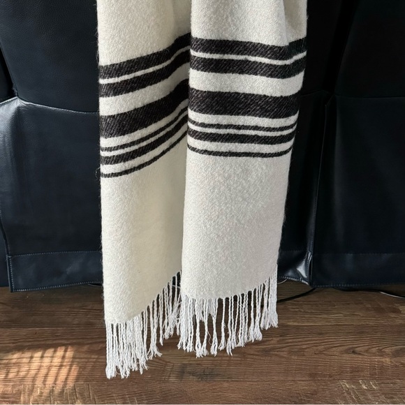 Vince Camuto- scarf wrap - Picture 4 of 6